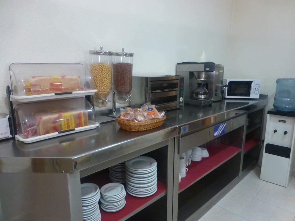 Hostal El Val Alcalá de Henares Eksteriør billede