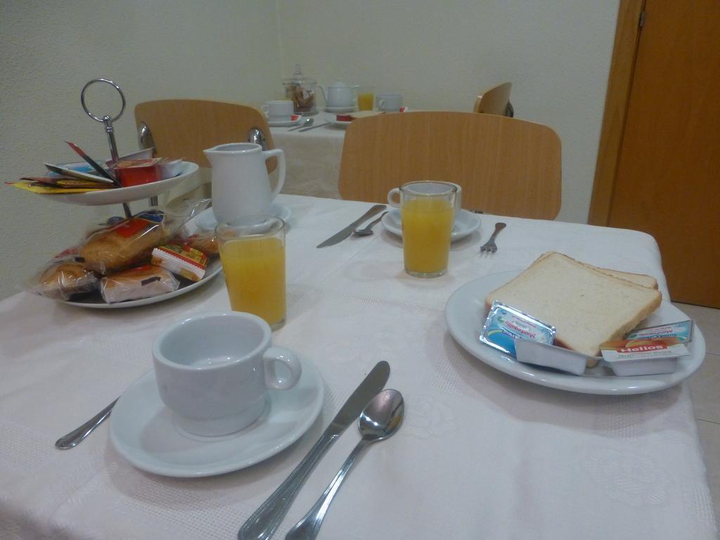 Hostal El Val Alcalá de Henares Eksteriør billede