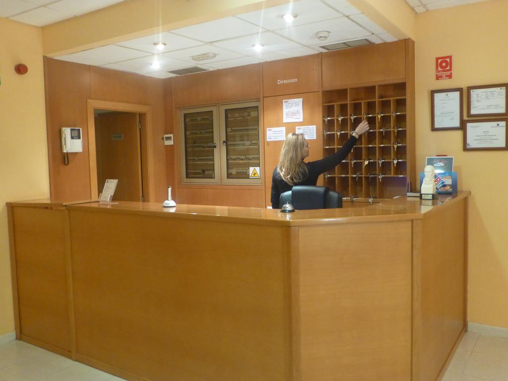 Hostal El Val Alcalá de Henares Eksteriør billede