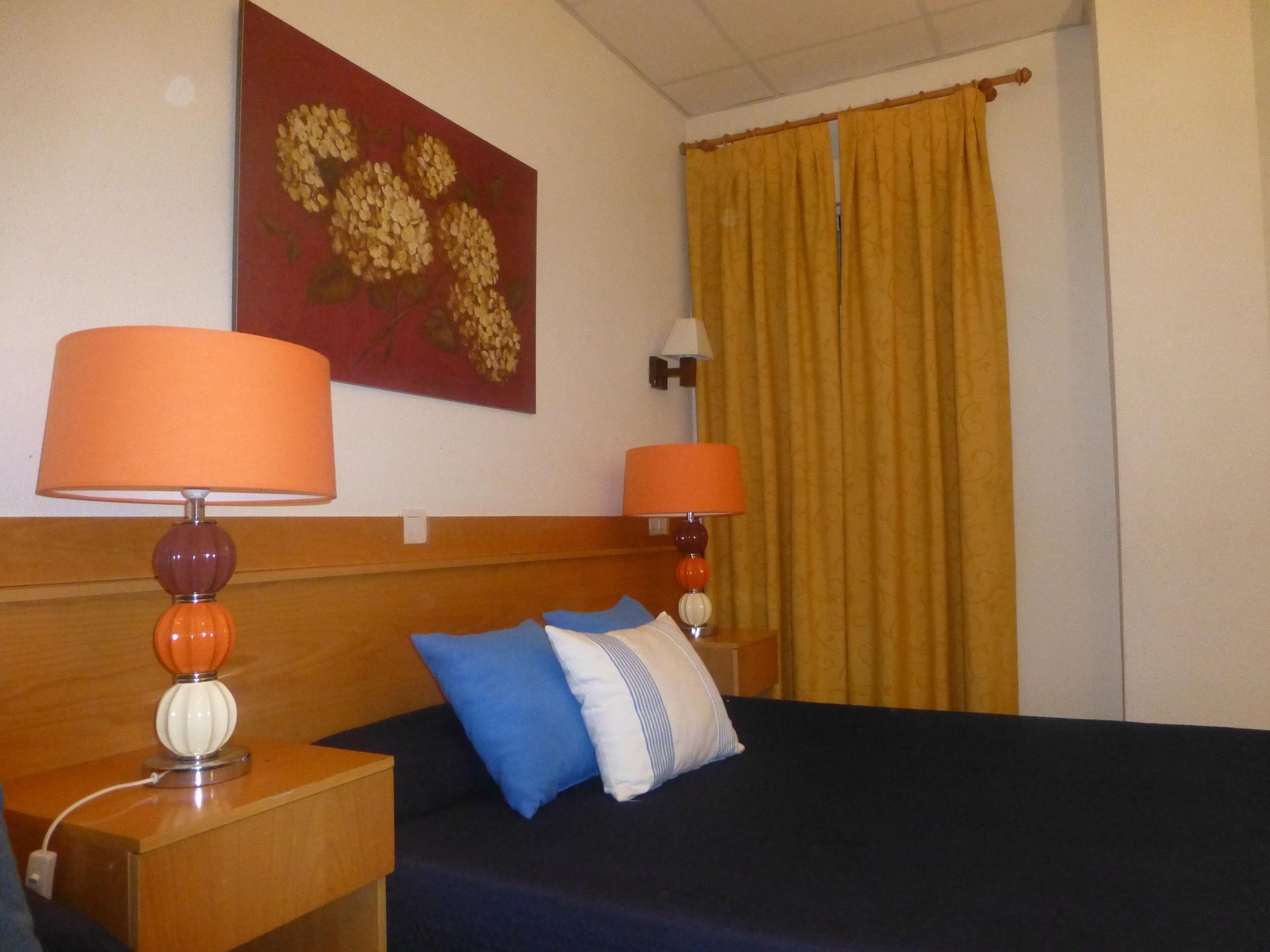 Hostal El Val Alcalá de Henares Eksteriør billede