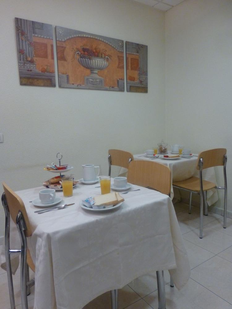 Hostal El Val Alcalá de Henares Eksteriør billede